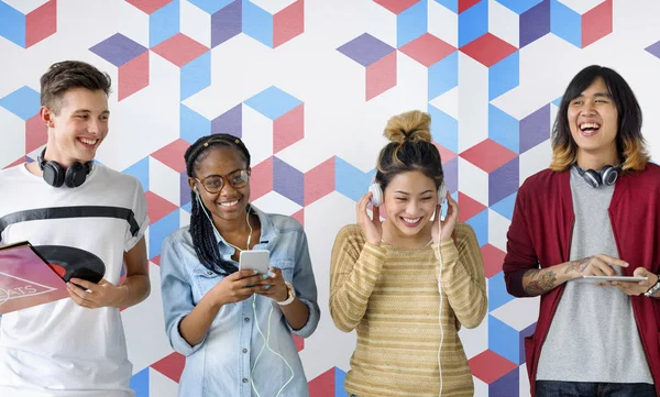 Studenti pomocí digitálních zařízení — Stock fotografie