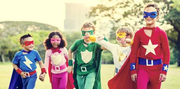 Dzieci w superbohatera kostiumy w parku — Zdjęcie stockowe
