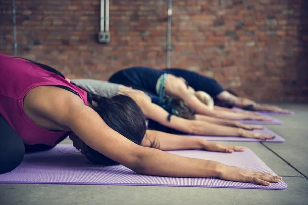 Insanlar Yoga halı döşeme — Stok fotoğraf