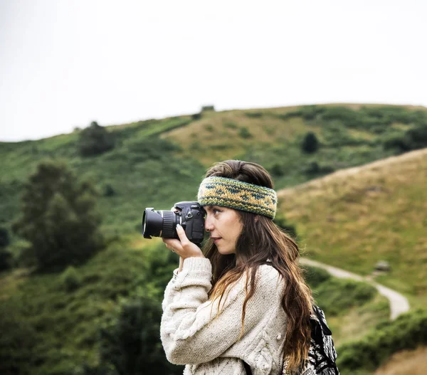 Mladá žena s fotoaparátem — Stock fotografie