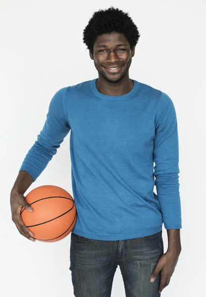 Hombre africano con pelota de baloncesto — Foto de Stock