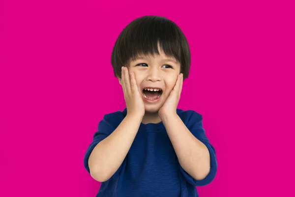 Angst asiatische Junge mit geöffnetem Mund — Stockfoto