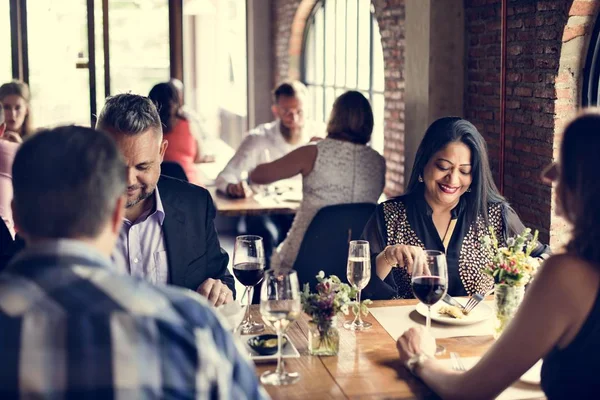Люди едят в ресторане — стоковое фото