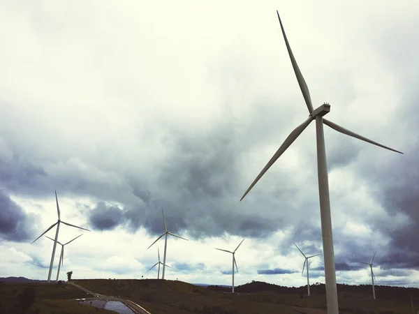 Větrný mlýn turbíny v poli — Stock fotografie