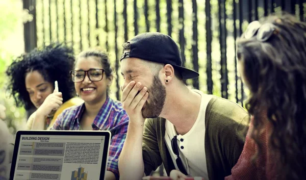 Studenten brainstormen samen — Stockfoto