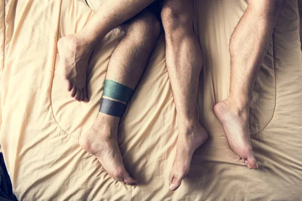 Schwules Paar im Bett — Stockfoto