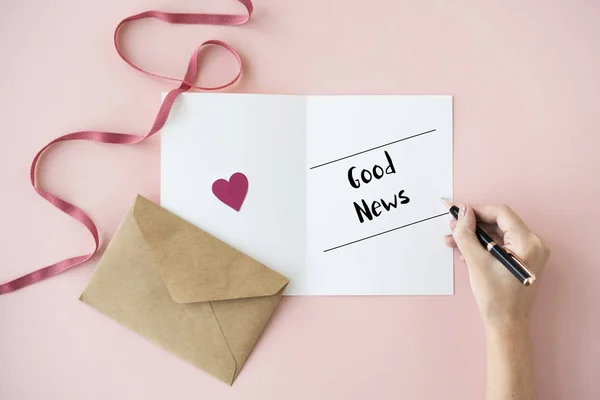 Manos humanas escribiendo en la tarjeta de felicitación — Foto de Stock