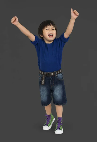 Chłopiec azjatyckich pozowanie w Studio — Zdjęcie stockowe