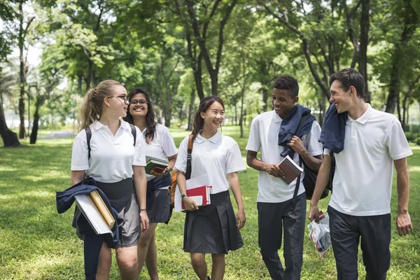 Schüler gehen ins Freie — Stockfoto