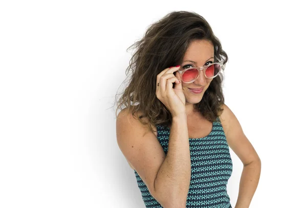 Mujer ajustando gafas de sol —  Fotos de Stock