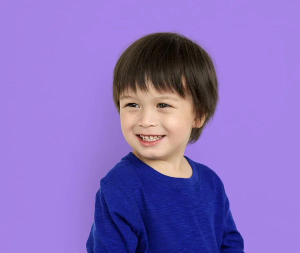 Asiatico ragazzo posa in studio — Foto Stock