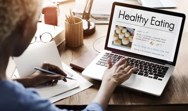 Woman working on laptop — Stock Photo, Image