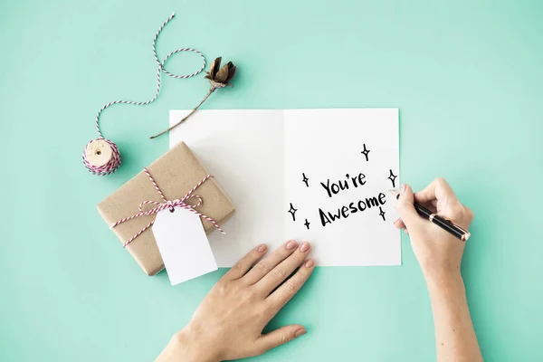 Persona que escribe en la tarjeta de felicitación — Foto de Stock