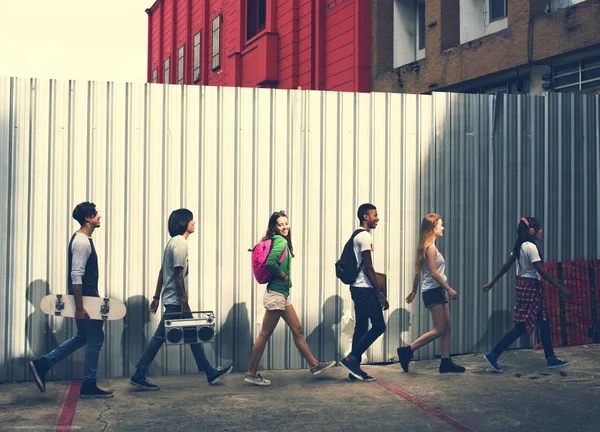 Diversi adolescenti si divertono — Foto Stock