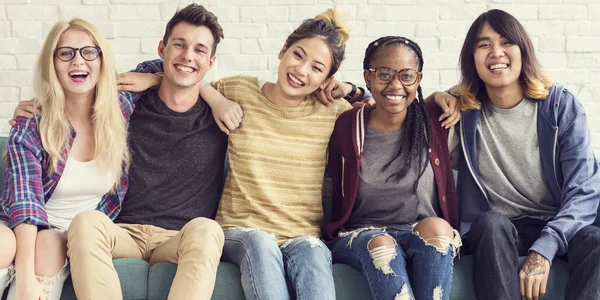 Students hugging together — Stock Photo, Image