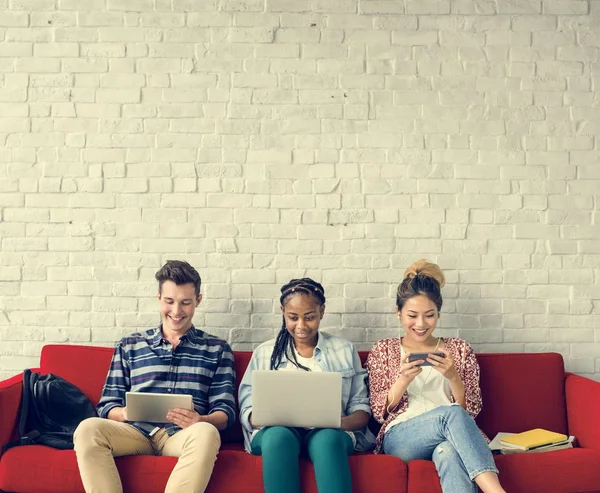 Studenten met behulp van digitale apparaten — Stockfoto