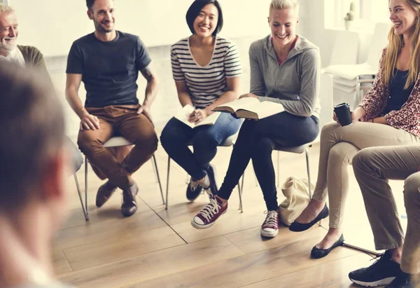 Personnes présentes à la réunion au bureau — Photo