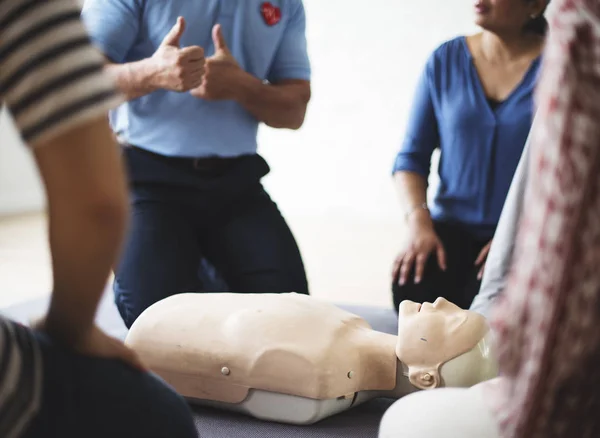 心肺機能蘇生法応急処置トレーニングを学習している人 — ストック写真