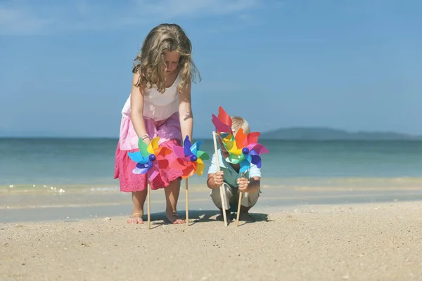 Niños jugando en la playa — Foto de Stock