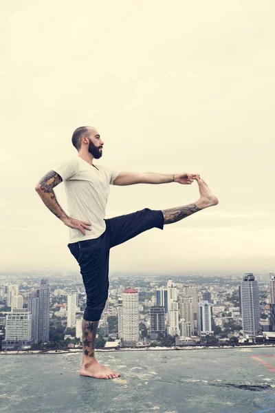 Homme pratiquant le yoga — Photo