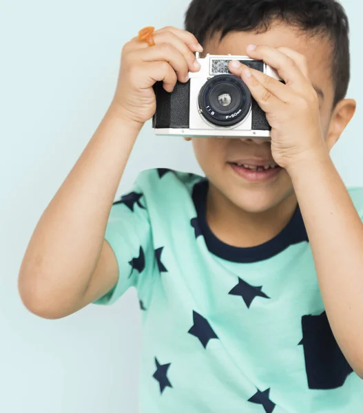 少年の写真をカメラでポーズ — ストック写真