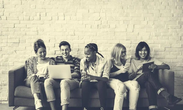 Students using digital devices — Stock Photo, Image