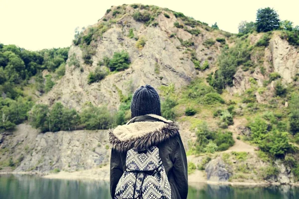 Νεαρή γυναίκα κοντά Λίμνη — Φωτογραφία Αρχείου