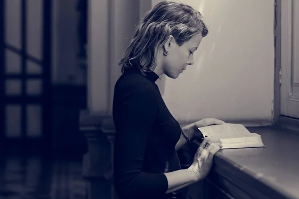 Femme lecture de la Bible dans l'église — Photo