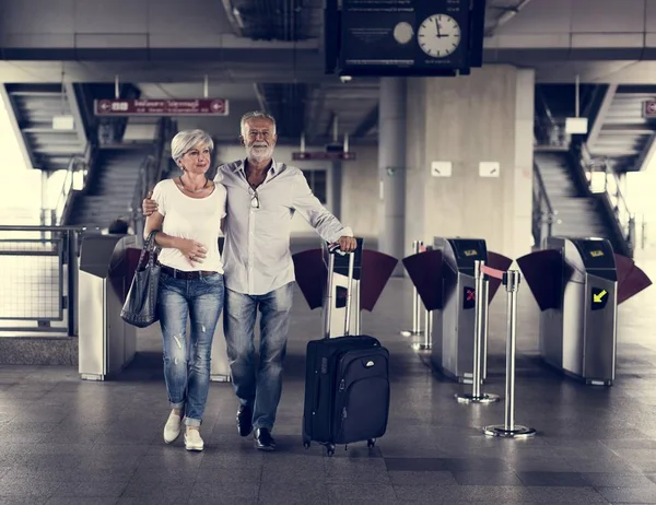 Turistas casal sênior no aeroporto — Fotografia de Stock