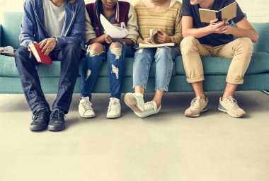 Öğrenciler birlikte öğrenme