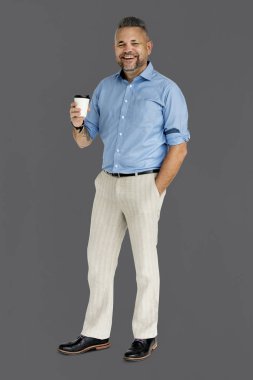 Elinde kahve tutan adam.