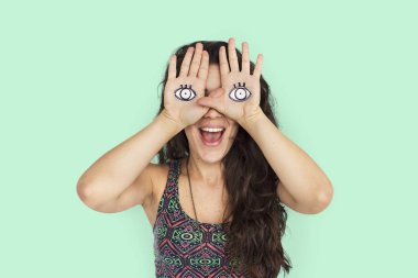  elleri gözleri çizim ile kadın