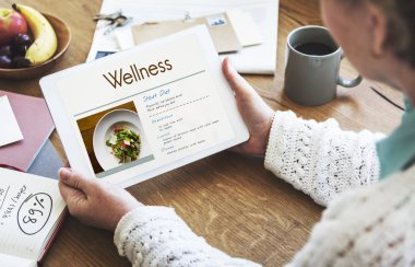 dijital tablet kullanan kadın