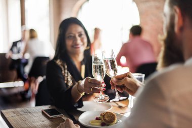 Romantik randevusu olan çift. 