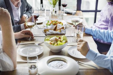 İnsanlar yemek ve içme