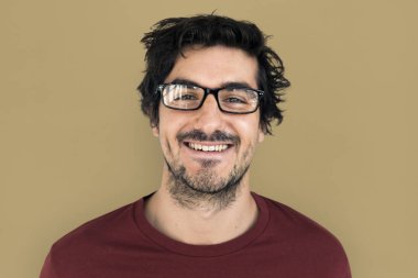 Stüdyoda poz veren adam