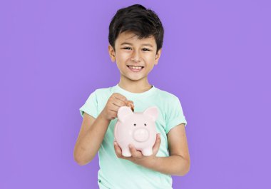 Domuzcuk bankada para koyarak çocuk