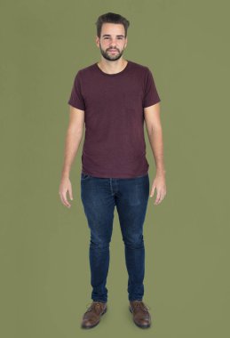 stüdyoda ayakta yakışıklı adam