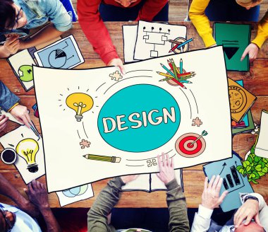 Boş masada oturan insanlar