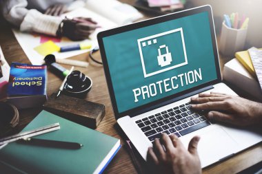 Dizüstü bilgisayarda çalışan iş adamı