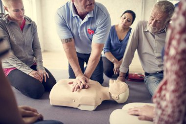 CPR ilk yardım eğitimi öğrenme insanlar 