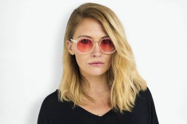 Studio neşeli beyaz kadın