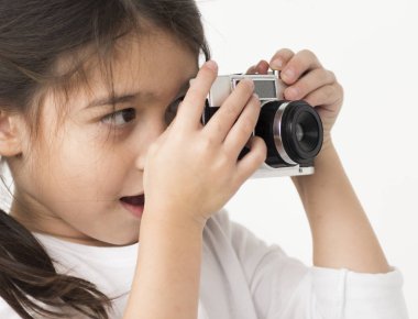 Kız stüdyoda poz veriyor.