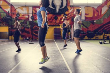 Spor salonunda egzersiz yapan insanlar