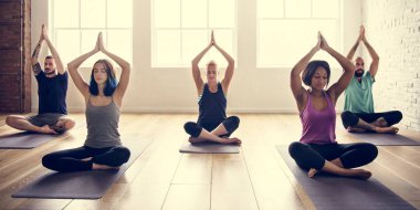 insanlar Yoga pratik sınıf yapıyor