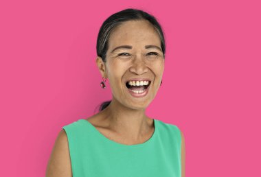 kadın stüdyoda poz 