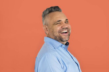 adam stüdyoda gülüyor