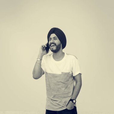 Cep telefonunuzda konuşurken Türban Hint adam