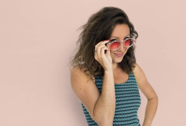 kadın güneş gözlüğü ayarlama