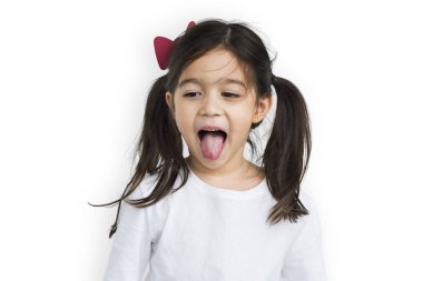 Sevimli küçük kız gösteren dil